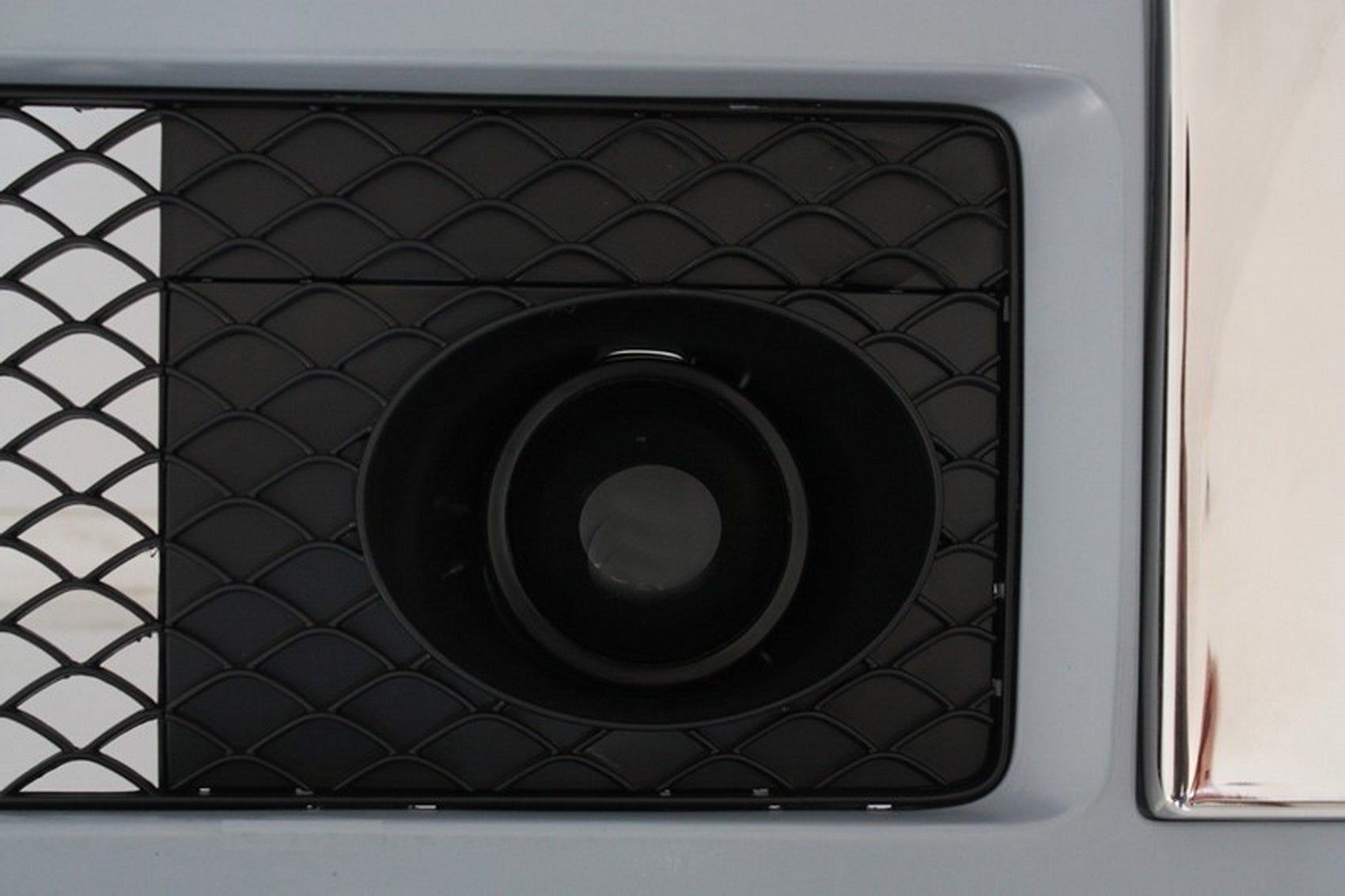 Kameraattrappe passend für Mercedes G-Klasse W463 (1989-2017) nur für Frontstoßstange G65 Design KITT